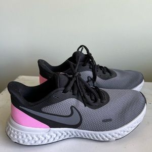 NIKE women’s revolution WORN ONCE!
